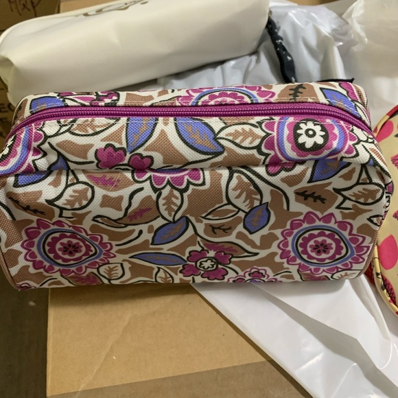 Two functional makeup bags Estee Lauder and Agnes b. - Picture 3 of 3